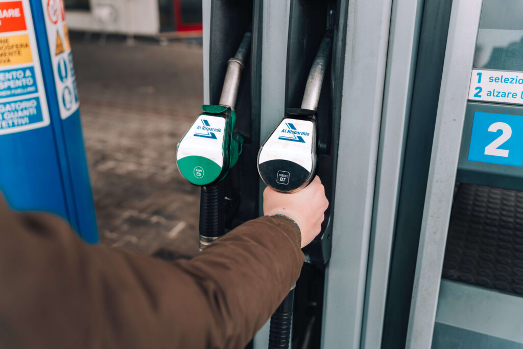 Diesel and petrol fuel distribution pump