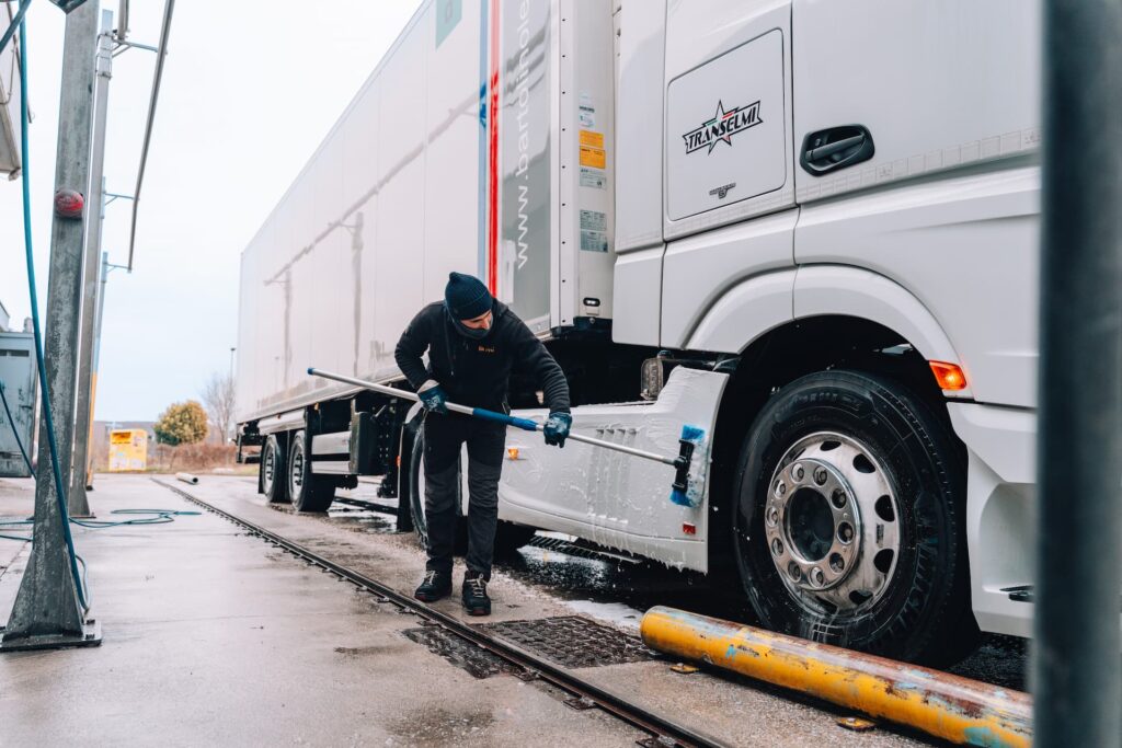 addetto al lavaggio per camion