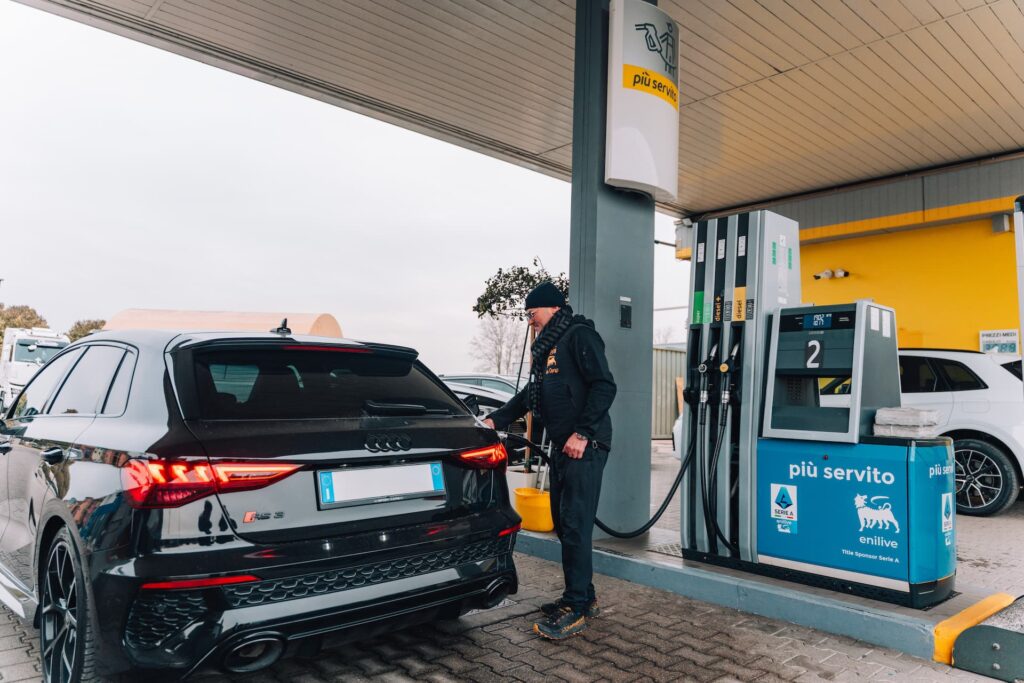 Addetto di una stazione di servizio che fa rifornimento a un cliente