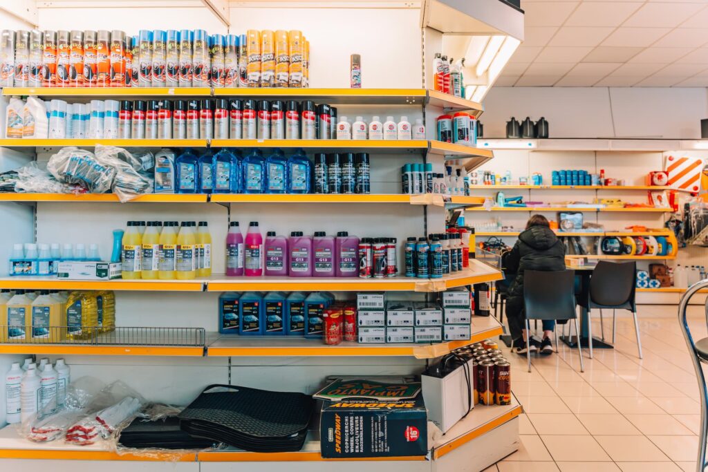 Stazione di servizio con scaffali di prodotti per automobili