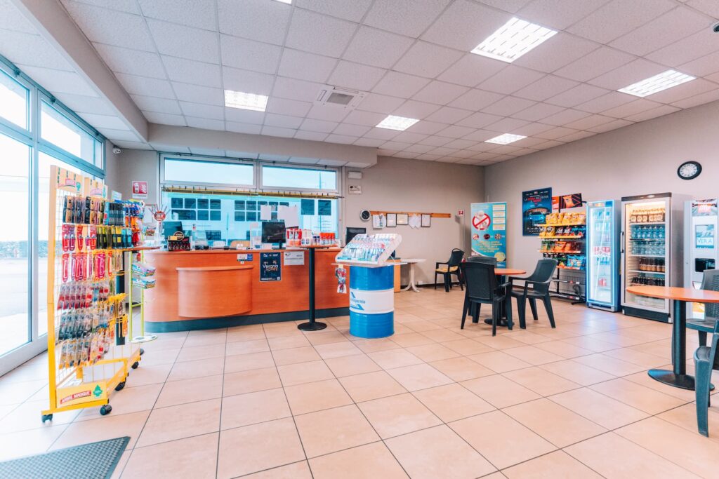 interno di una stazione di servizio Al Risparmio