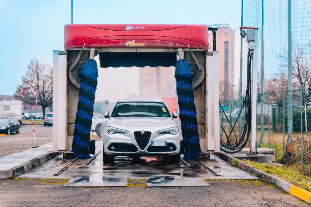 auto durante il servizio di lavaggio per esterni