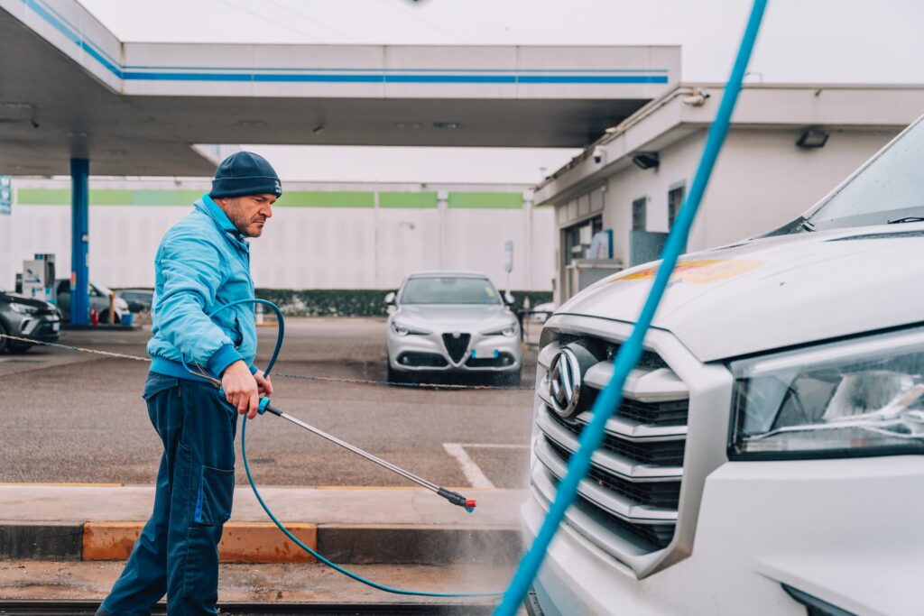 addetto al servizio di lavaggio per esterni