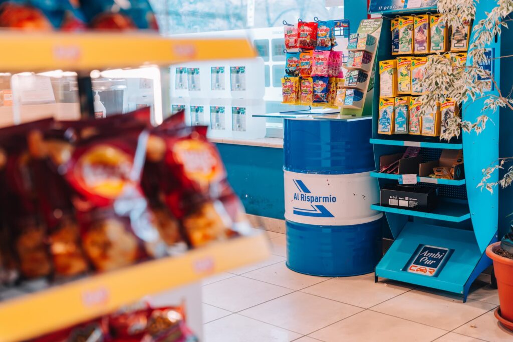 vista ravvicinata di prodotti alimentari presenti in una stazione di servizio Al Risparmio