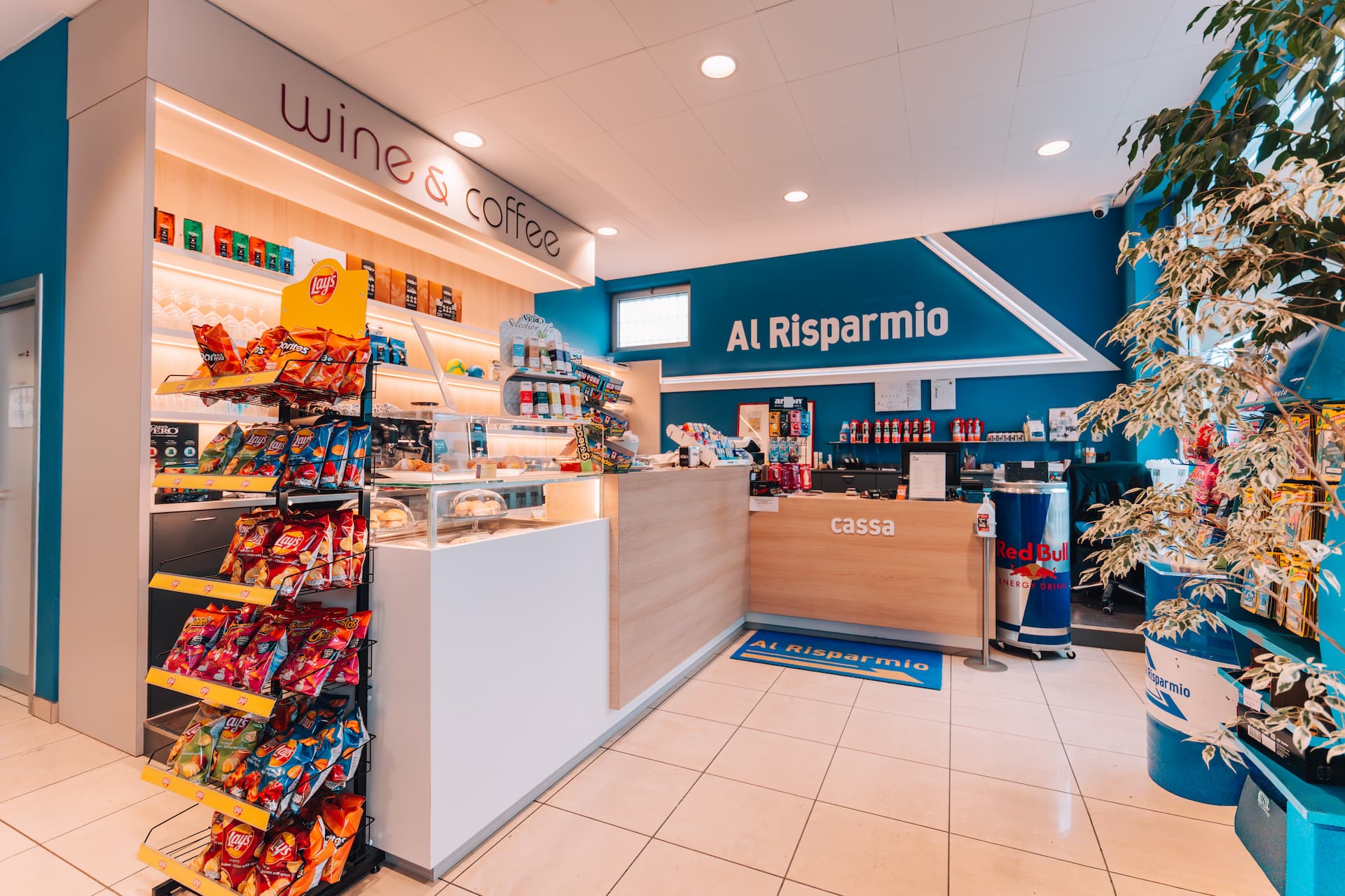 interno di una stazione di servizio Al Risparmio con bar