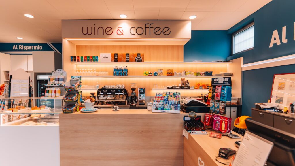 Bancone del bar di una stazione di servizio Al Risparmio