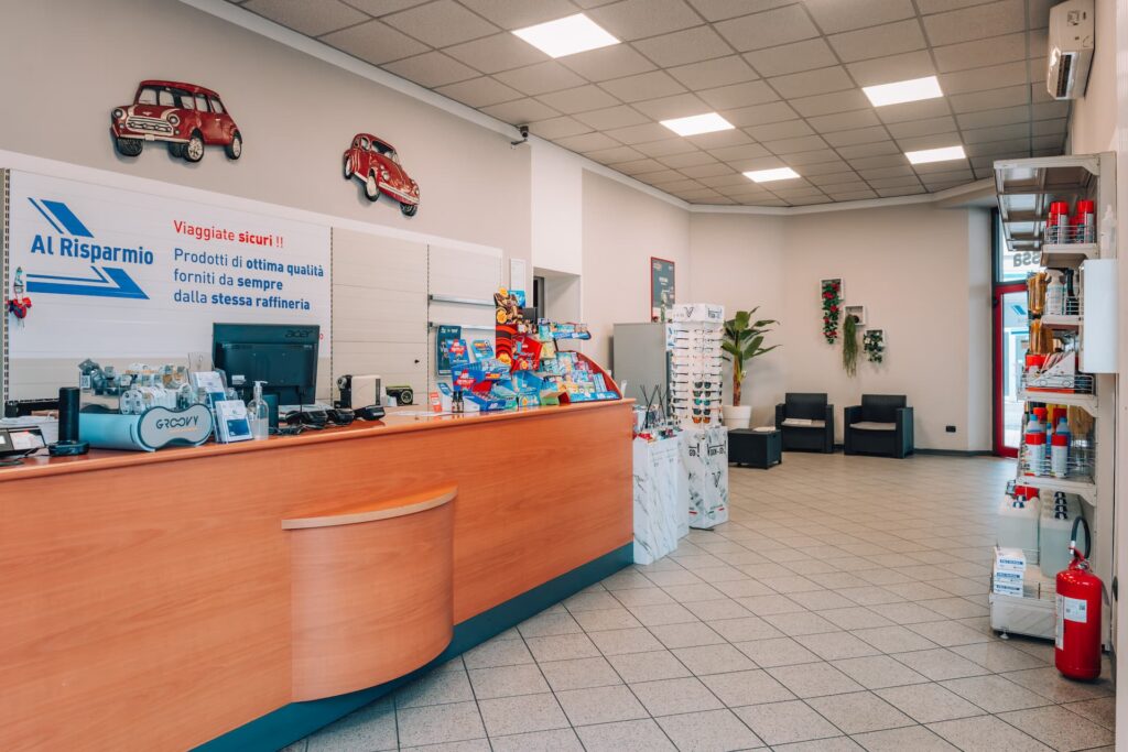 interno di una stazione di servizio Al Risparmio