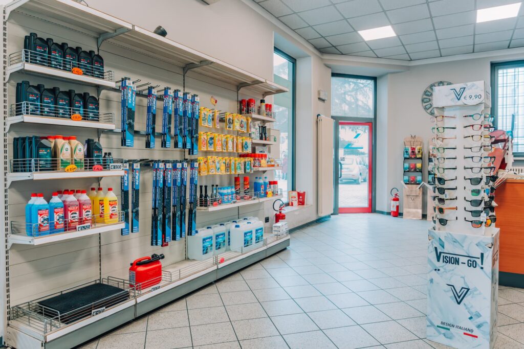 selezione di prodotti presente presso una stazione di servizio