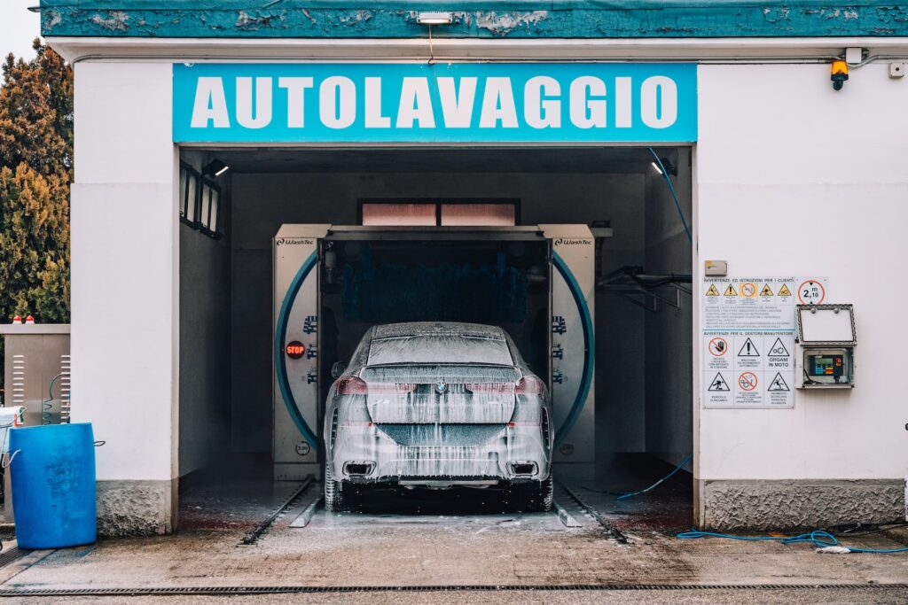 auto durante il servizio di lavaggio per esterni