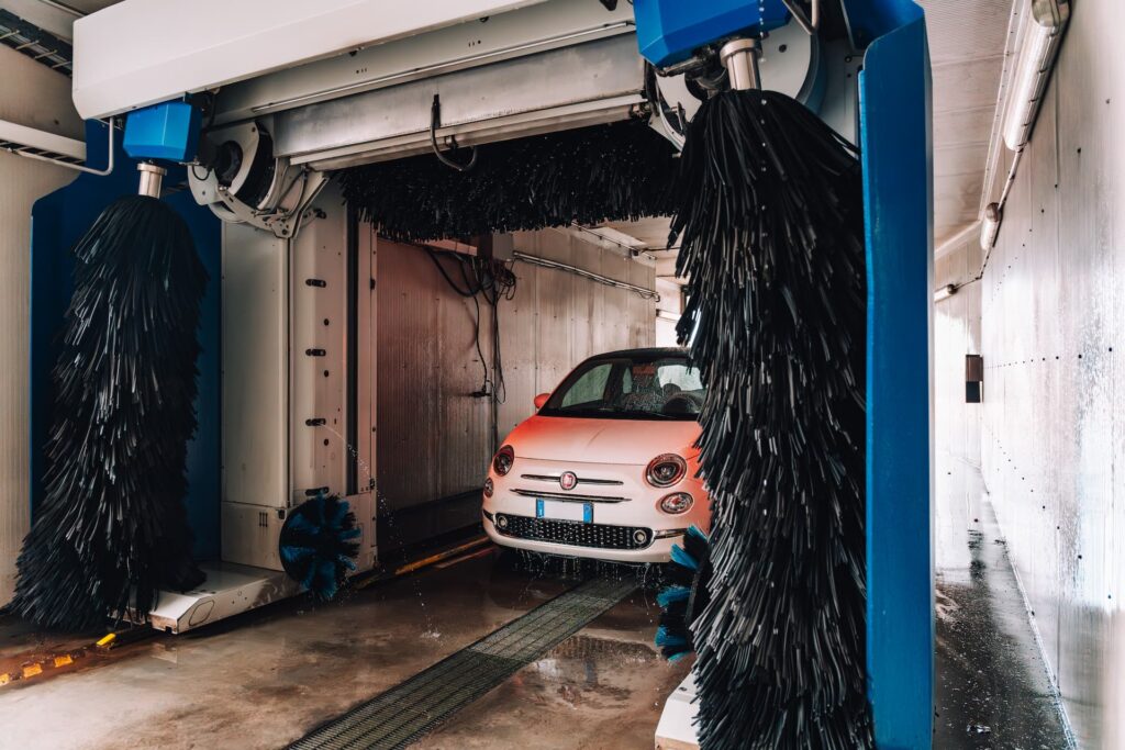 auto durante il servizio di lavaggio per esterni