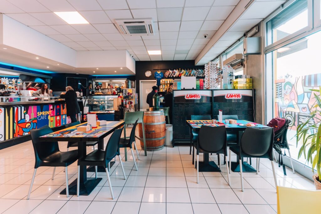 interno del bar della stazione di servizio di San Martino Buon Albergo