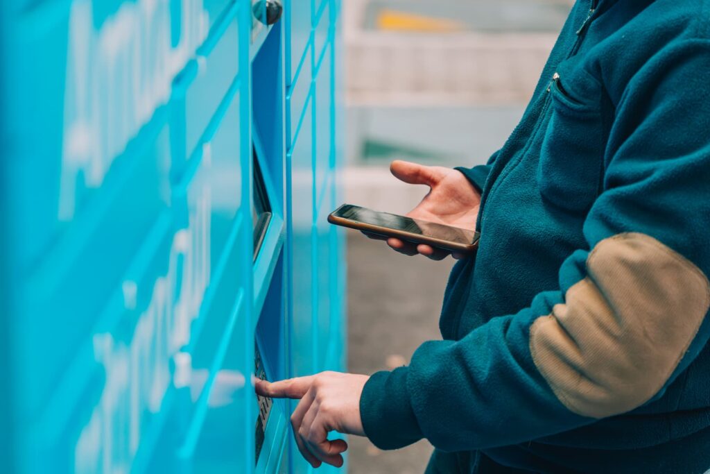 una persona utilizza un punto di ritiro