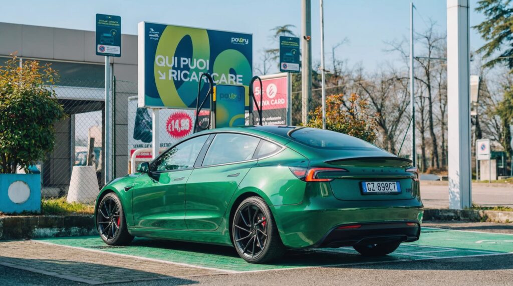 auto elettrica di colore verde fa rifornimento